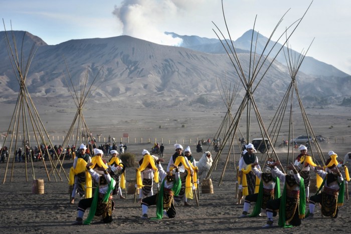 Bromo yadnya ceremony time mount festival