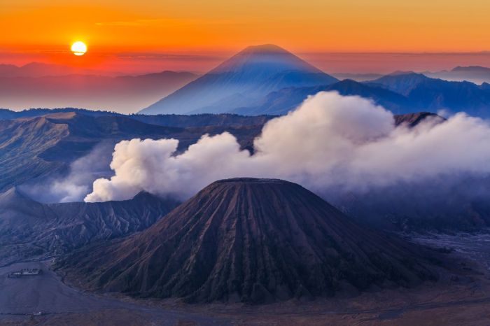 Bromo java gunung volcano jawa semeru tengger crater surabaya malang timur travelingyuk skytrain midnight miliki fuming peaks pananjakan