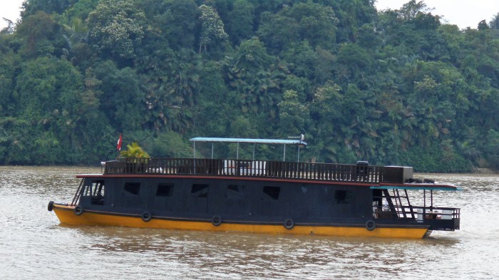 Mahakam houseboat pahu muara cascade upstream bayan