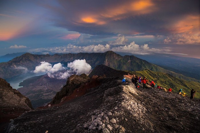 Rinjani mount summit sembalun lombok gunung hiking meter package indonesia puncak days rim crater island segara anak nights adventure