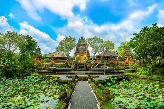 Saraswati taman ubud bali pura