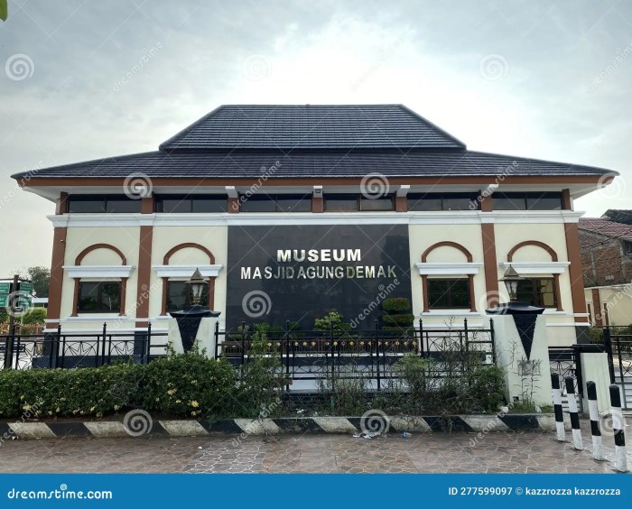 Eksplorasi Wisata Religi di Masjid Agung Demak, Jawa Tengah