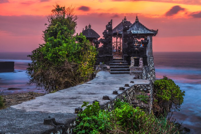 Bali tanah lot temple indonesia sea tour favorite travel sites traveldigg tabanan via easybook