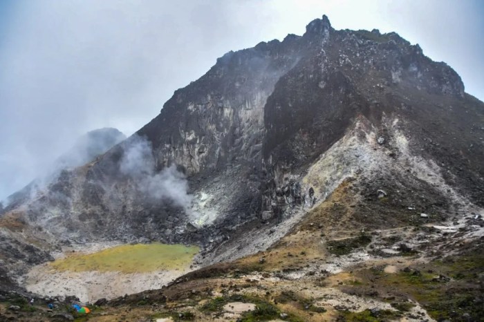 Sibayak volcano climbing berastagi hike gunung