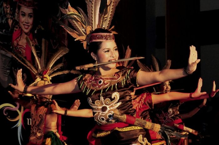 Suku dayak kalimantan pribumi asli pedalaman melayu sambas asal proto usul sejarah pulau siapa jg blh jauh mengenal identitas komunitas